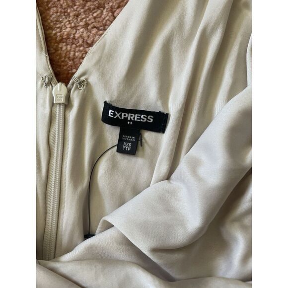 NWOT EXPRESS Satin Flutter Sleeve Culotte Jumpsuit champagne  Color Sz  XXS - Picture 4 of 11